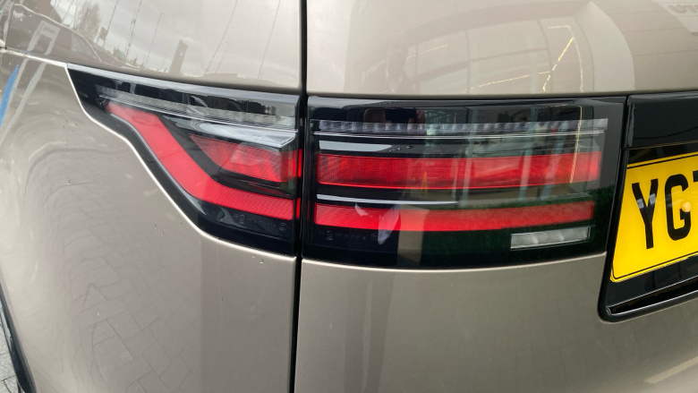 Land Rover Discovery 3.0 D300 Dynamic SE 5dr Auto Diesel Station Wagon